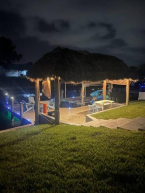 Heated pool, Family Fun, Tiki Bar, kayak, 3bd 2ba
